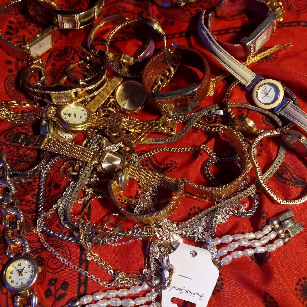 There are 22 female watches and 10 female necklace